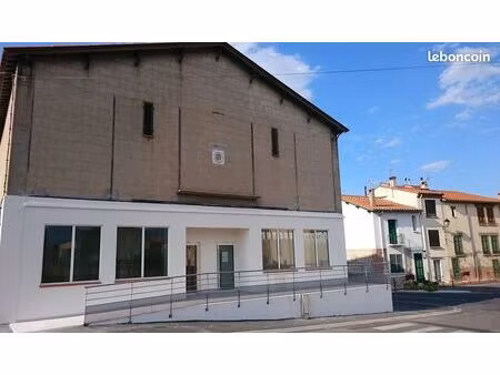 local avec places de stationnements