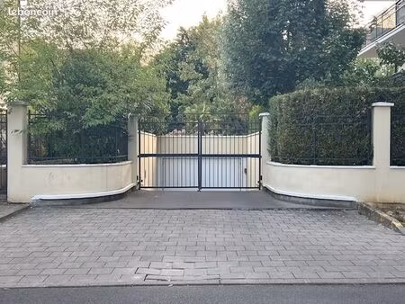 box de 15 m2 environ à 6 mn de la gare