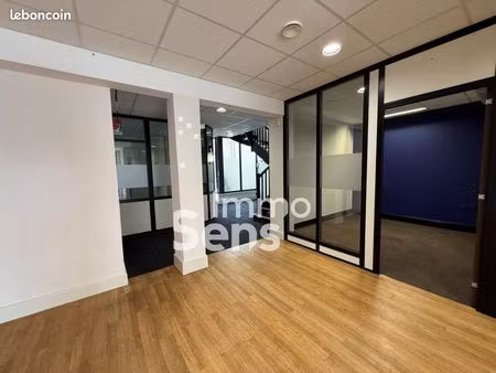 local 377 m²