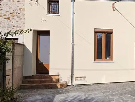 à louer - maison meublée de 45 m² avec jardinet à livry-sur-seine