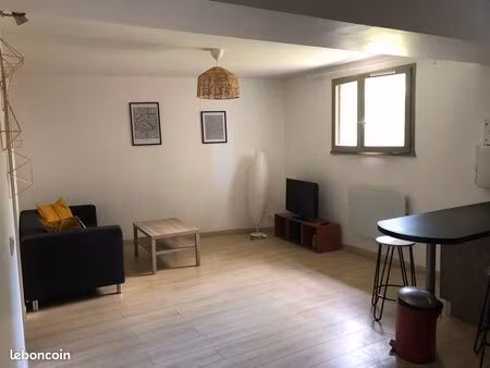 t2 meublé dans résidence calme de 4 appartements proche cathédrale