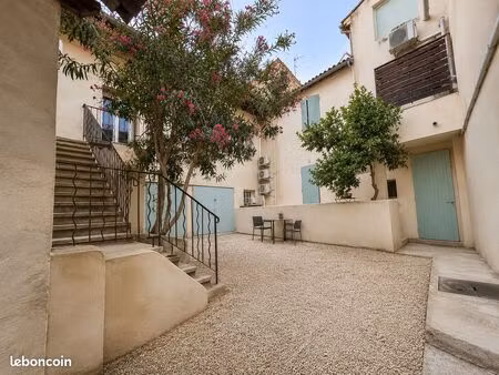 immeuble – 2 appartements rénovés avec 2 garages et cour intérieure – centre de bédarrides