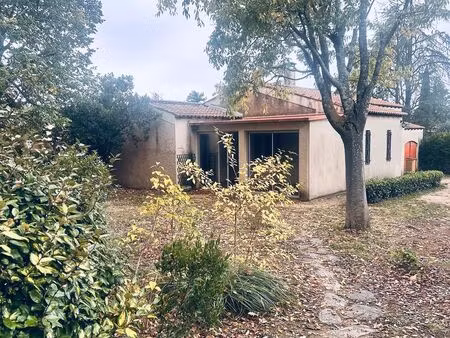 à louer – charmante maison de plain-pied à lourmarin