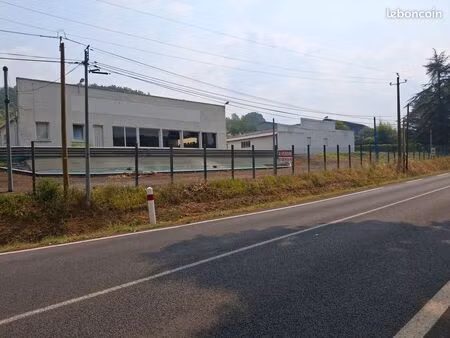 ensemble immobilier professionnel sur un terrain de 4 800 m2