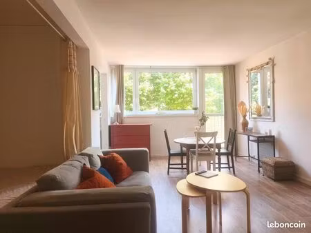 grand studio meublé avec coin chambre