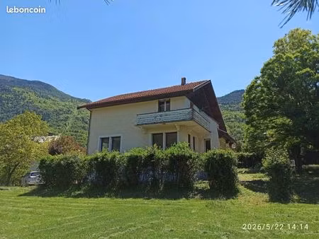 grande maison sur grand terrain