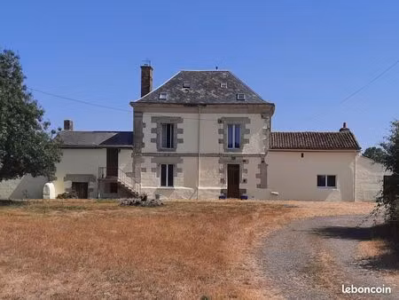 maison de maître de caractère avec piscine couverte  studio indépendant et 6 300 m² de ter