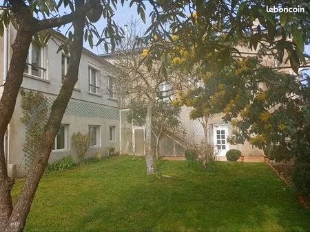 maison avec garages et jardin