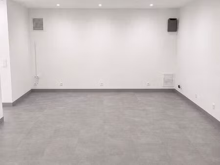 local commercial entièrement rénové – environ 45 m² la roche-sur-foron – secteur gare - ce
