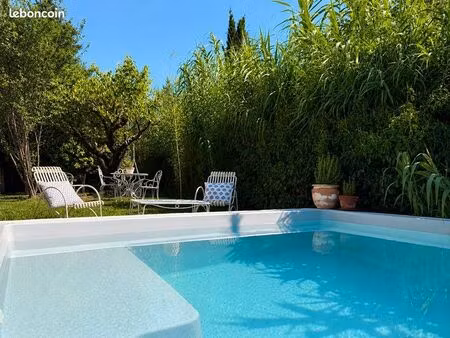 maison rénovée . jardin . bassin . centre à pied