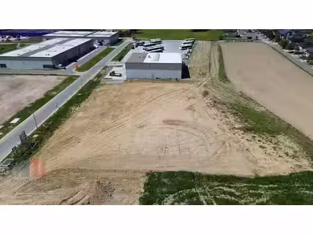 bedrijfsgebouw op maat van 695 m² met 206 m² kantoorruimte