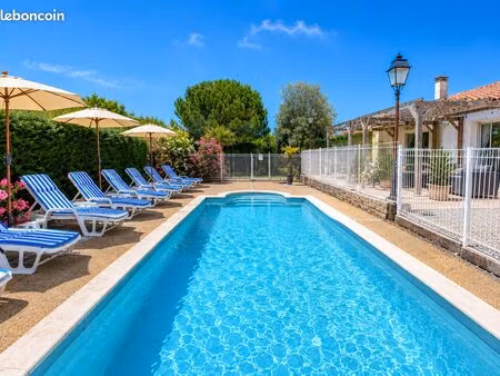 maison avec piscine clôturée chauffée près de la plage au centre du village avec parking