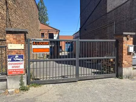 entrepôt 352m2 avec mezzanine 100m2 à louer (lieu sécurisé)