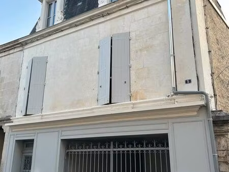 bel ensemble immobilier : loft atypique et appartement en location dans une maison de vill
