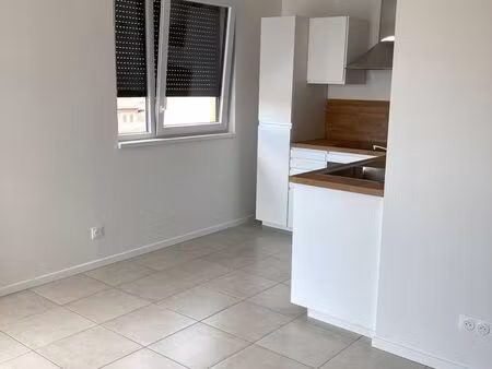 appartement 2 pièces 42m² + balcon 8m² + parking sécurisé