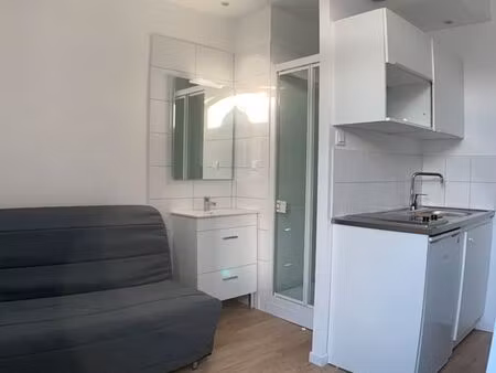 à louer  studio meublé de 11 m²  entièrement refait à neuf  à 2 minutes à pied de la citad