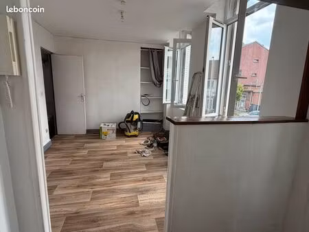 appart f1 bis avec chambre séparée et rangements refait à neuf