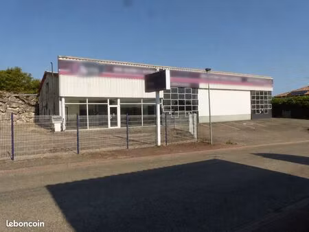 ensemble immobilier d'activité avec showroom  bureaux  entrepôt et parking privé