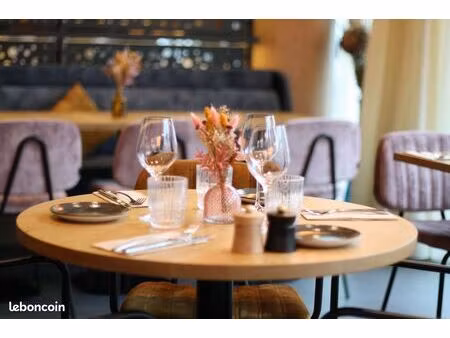 restaurant haut de gamme récent – 240 m² – licence iv – extraction – terrasse – murs possi