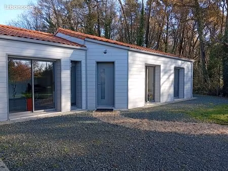 maison récente de plain-pied