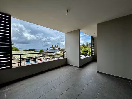 appartement t2 récent avec vue mer à louer à fort-de-france