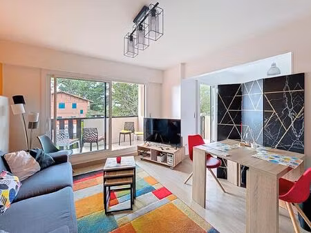 très bel appartement entièrement rénové et vendu meublé dans résidence avec piscine