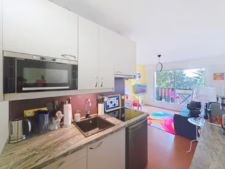 beau studio lumineux avec plage et commerces à pied dans parc avec piscine