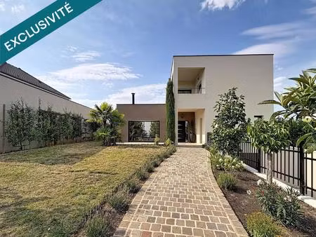 propriété contemporaine avec piscine  jardin paysager et sous-sol aménagé