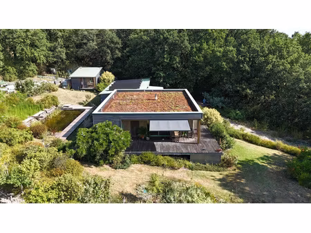 maison bioclimatique à ossature bois avec gîte  piscine naturelle et autonomie énergétique