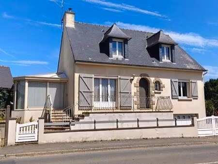 maison située dans le centre de saint-domineuc