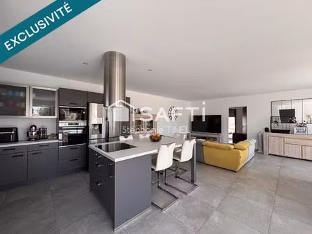 maison familiale avec piscine  jardin et vue dégagée