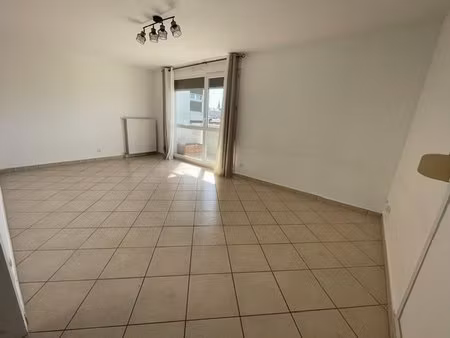 t3 lumineux avec balcon et parking prive