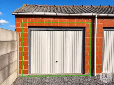 garage avec une allée privée dans un secteur calme à herseau