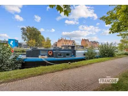 péniche parfaitement entretenue et rénovée à bruges