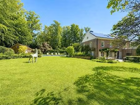 sublime villa avec piscine – quartier bechet