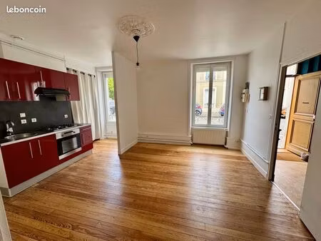 à louer – charmant appartement rénové – centre-ville de la flèche-rdc