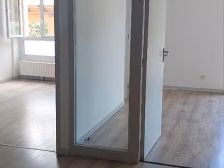 location f5 situé montrond