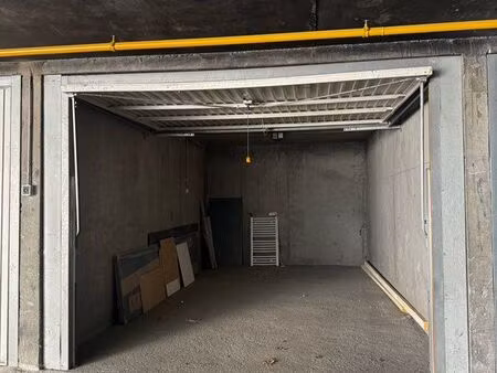 grand garage fermé en sous-sol – saint-jean-de-maurienne