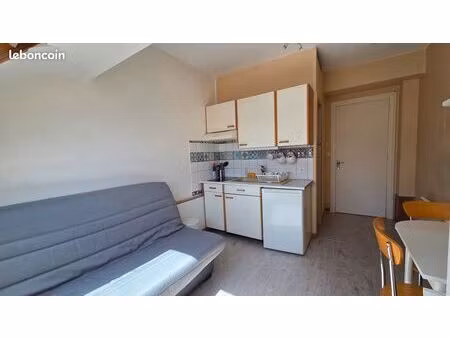 joli studio meublé 15 m² en plein centre chambéry  excellent état  libre au 1/08
