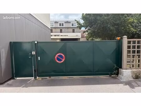parking box fermé  rue laporte  face métro vaise