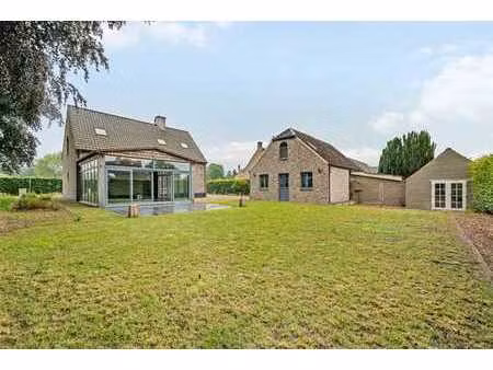 maison individuelle attrayante avec annexe (y compris un ga