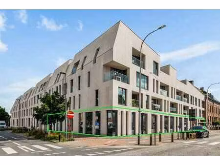 riant handelspand (723m²) + 5 autostaanplaatsen & garageb...