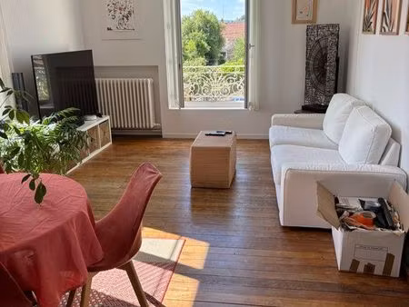 appartement type f3  premier étage  commerce  gare à pied