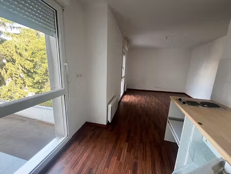 studio libre dans immeuble recent place zola.