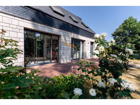 maison familiale renovee en lisiere de bois