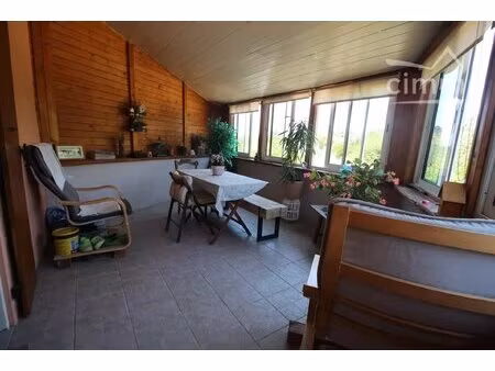 a vendre une maison de 150m² habitables avec un un jardin et une source