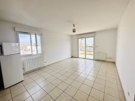 t2 - cuisine équipée- terrasse - stationnement