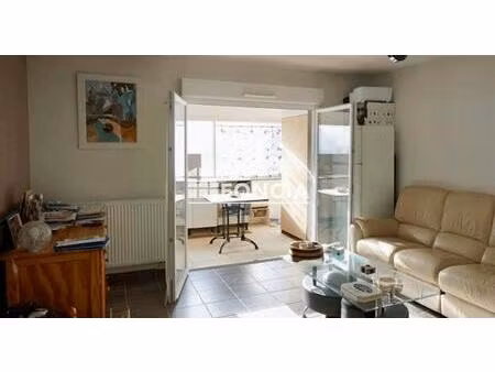 st martin de crau  appartement t3 de 63m2 avec deux chambres c uisine équipéé  loggia  sdb