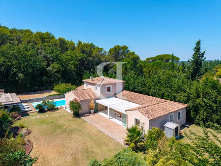 villa contemporaine avec piscine dans un lotissement privé et s