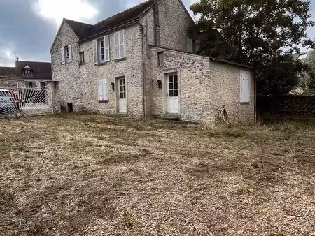maison en pierre avec de nombreuses dépendances